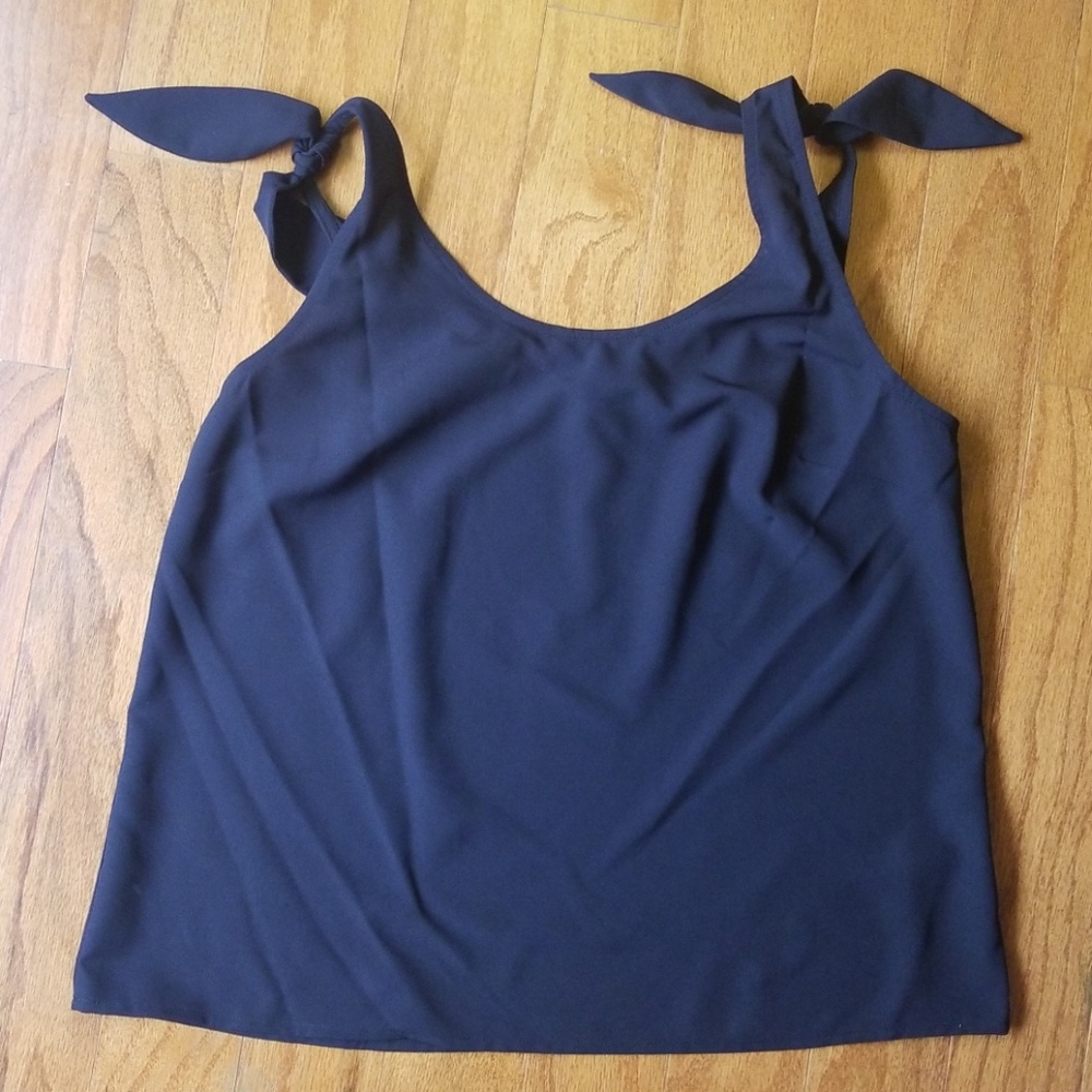 Silky black shoulder knotted tank top